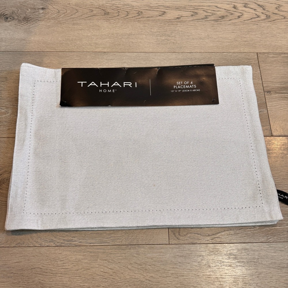 Tahari Home Set of 4 Placemats Light Gray Metallic Dining Table Decor 13 x 19 in